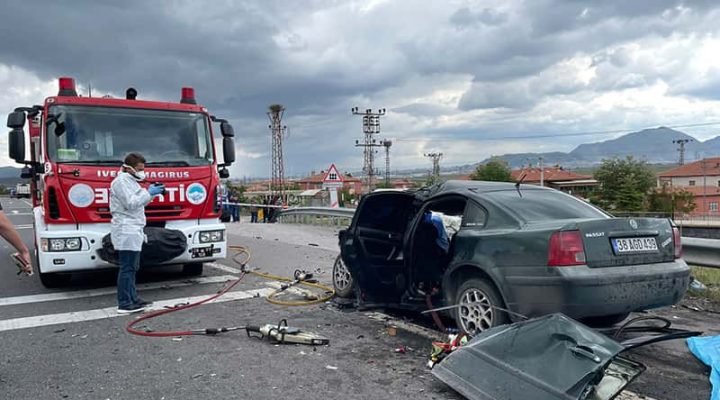 Kamyona çarpan otomobildeki 4 kişi öldü