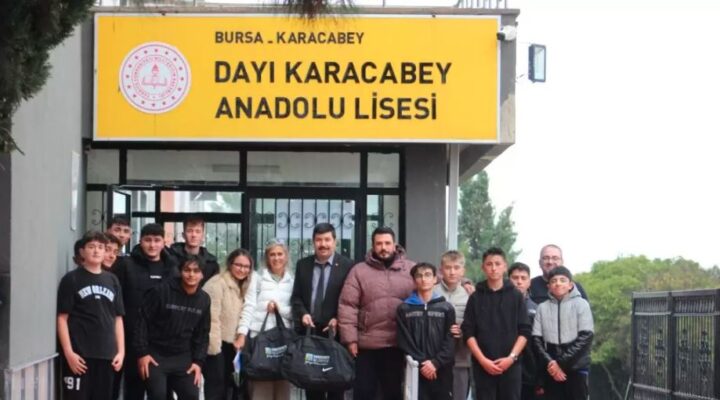 Karacabey Belediyesi’nden okullara spor desteği devam ediyor