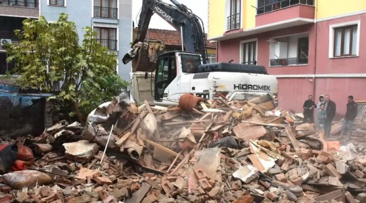 Gemlik Belediyesi’nden metruk bina temizliği