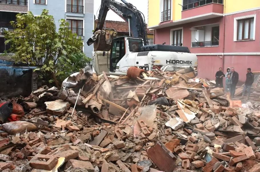 Gemlik Belediyesi’nden metruk bina temizliği