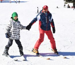 Osmangazi’de çocuklar kayak yapmayı öğreniyor