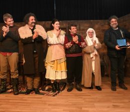 Yüzyıllık sürgün tiyatro oyunuyla anlatıldı