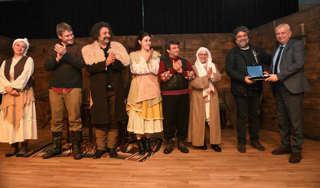 Yüzyıllık sürgün tiyatro oyunuyla anlatıldı