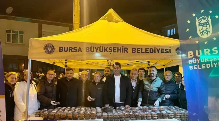 Mustafakemalpaşa’da vatandaşa tatlı ikramı