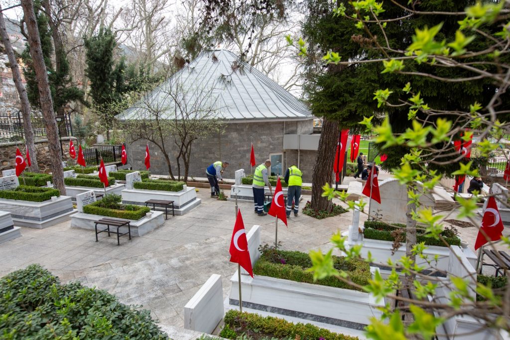 Büyükşehir’den şehitliklerde titiz çalışma