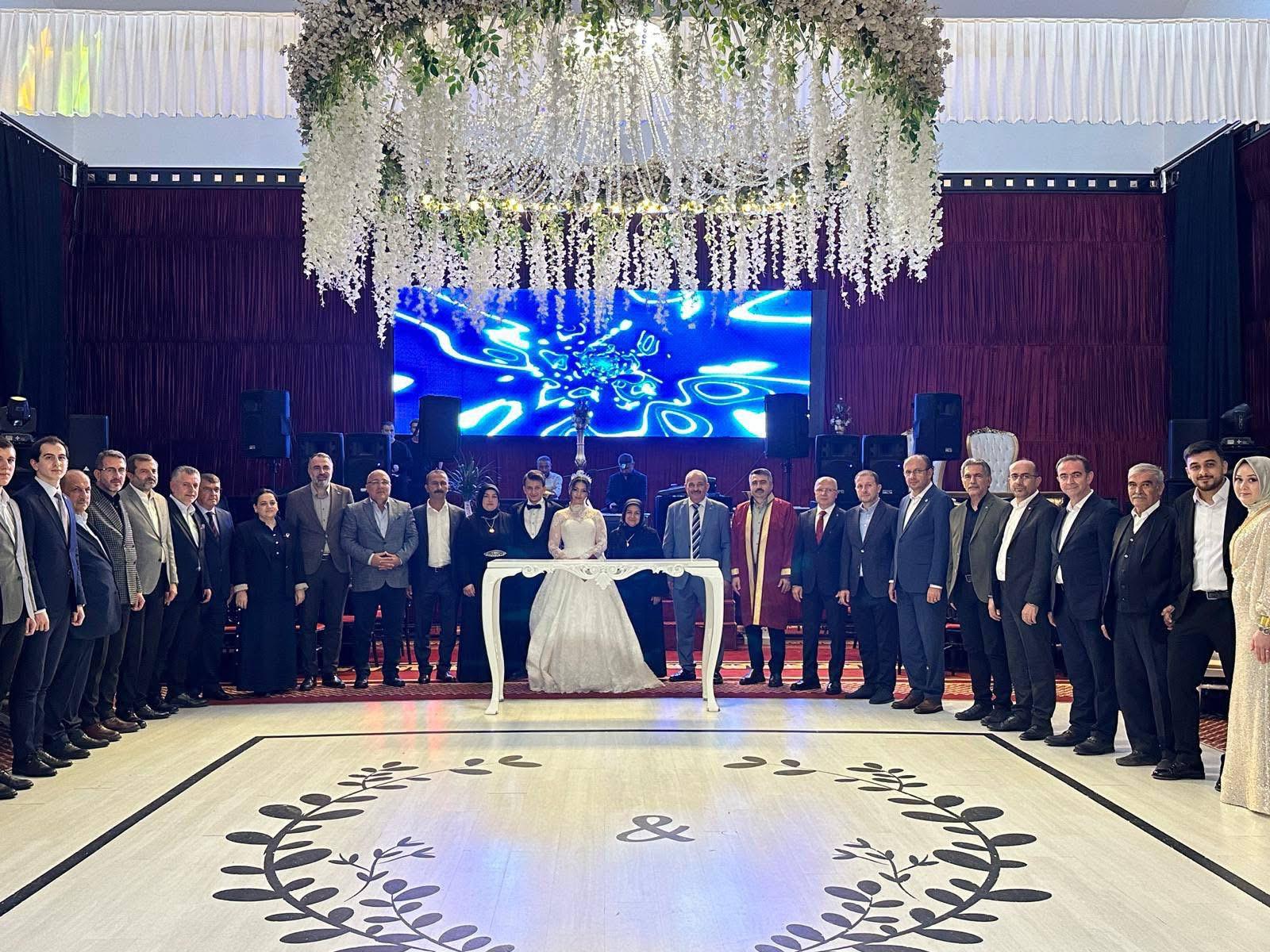 Refik Aksu’nun Oğlu Muhammet ile Ayşegül’ün Düğününe Yoğun Katılım