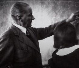 “Öğretmenin asli görevi, yöneticilerin reklamını yapmak, okul projelerinde figüran olmak değil!”