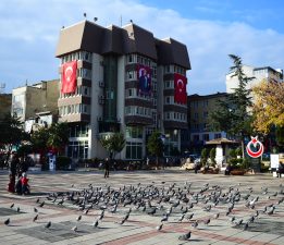 “Sanal Gündemlerle, Açılış Rüzgarlarıyla Siyaset Olmaz!”