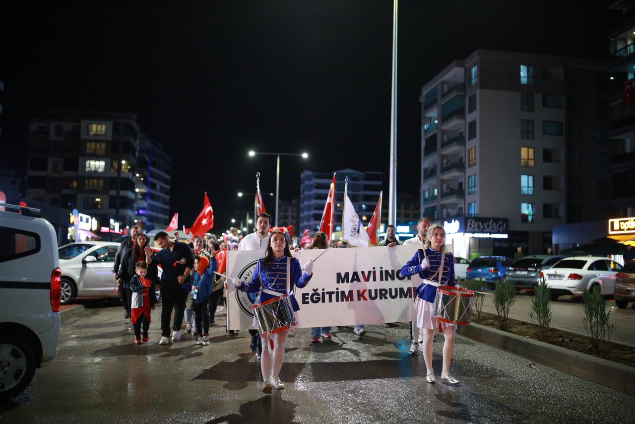 Nilüfer’de Cumhuriyet Coşkusu: Mavi İnci’den Kortej Yürüyüşüne Büyük Katılım