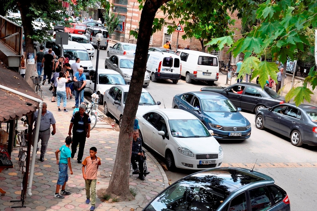 “İznik’te Otopark Krizi Büyüyor, Çözüm İçin Artık Adım Atılmalı!”