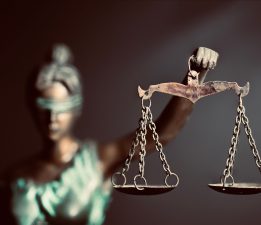 “Gerçek itibar, lüks harcamalarla değil; hukuk, adalet ve özgürlükle sağlanır.”